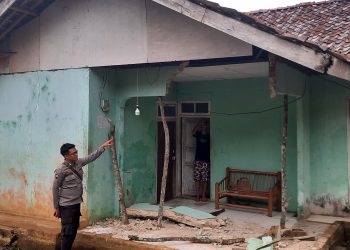 Petugas mengecek Sebuah rumah ditemui rusak akibat gempa yang melanda selatan Sukabumi. Gempa itu terjadi pada Rabu (3/1/2024) pukul 07.32 berkekuatan 5.9 Magnitudo.