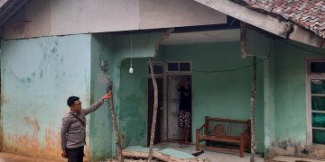 Petugas mengecek Sebuah rumah ditemui rusak akibat gempa yang melanda selatan Sukabumi. Gempa itu terjadi pada Rabu (3/1/2024) pukul 07.32 berkekuatan 5.9 Magnitudo.