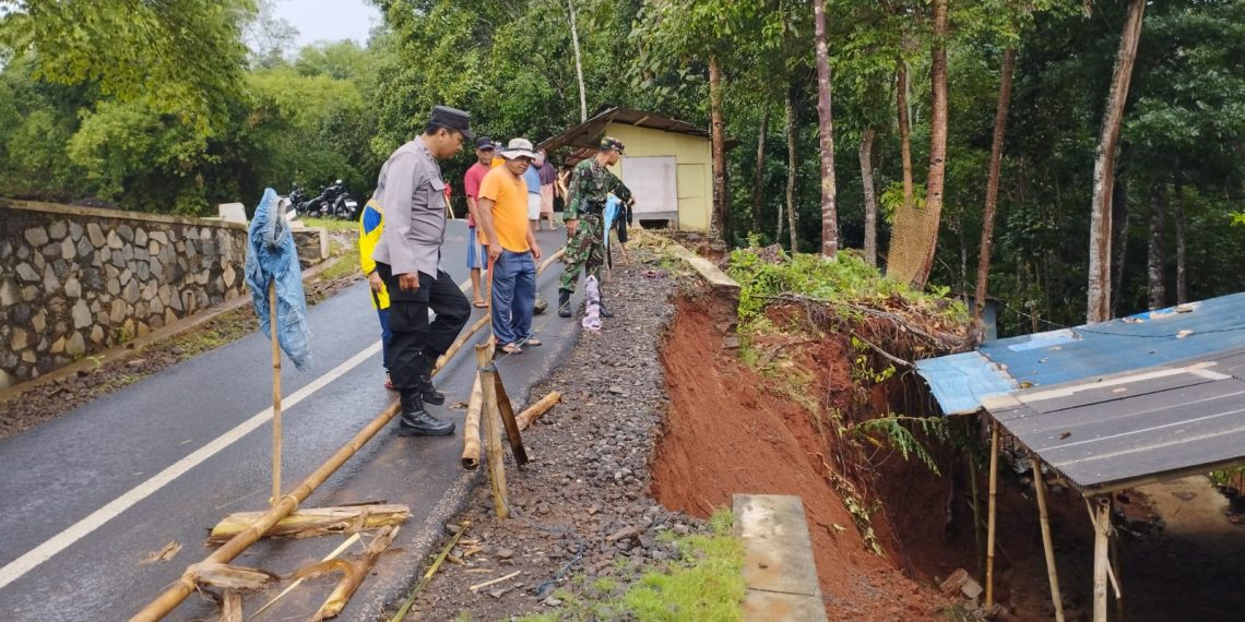 Longsor menimpa pekarangan rumah warga di Di Dusun Jontor Desa Margajaya Kecamatan Sukadana Kabupaten Ciamis, Minggu (7/1/2024).