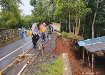 Longsor menimpa pekarangan rumah warga di Di Dusun Jontor Desa Margajaya Kecamatan Sukadana Kabupaten Ciamis, Minggu (7/1/2024).