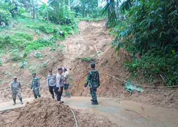 Aparat memantau longsor di Kec. Peundeuy Kab Garut akibat hujan deras yang terjadi pada Minggu (7/1/2024.