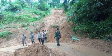 Aparat memantau longsor di Kec. Peundeuy Kab Garut akibat hujan deras yang terjadi pada Minggu (7/1/2024.