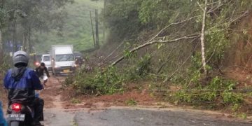 Longsor menutup badan Jalan Raya Bungbulang. Waspadai potensi cuaca ekstrem