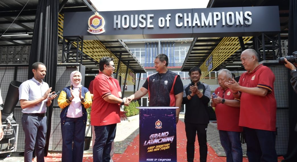 Menteri Pemuda dan Olahraga Republik Indonesia (Menpora RI) Dito Ariotedjo, menyampaikan rasa apresiasi serta harapannya usai meresmikan Gedung ASIOP Dormitory House of Champhions serta menyaksikan Grand Launching New Jersey 2024. Menpora Dito harap akademi sepak bola ASIOP membantu pengembangan skuad timnas sepak bola Indonesia di masa depan.(foto:bagus/kemenpora.go.id)