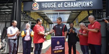 Menteri Pemuda dan Olahraga Republik Indonesia (Menpora RI) Dito Ariotedjo, menyampaikan rasa apresiasi serta harapannya usai meresmikan Gedung ASIOP Dormitory House of Champhions serta menyaksikan Grand Launching New Jersey 2024. Menpora Dito harap akademi sepak bola ASIOP membantu pengembangan skuad timnas sepak bola Indonesia di masa depan.(foto:bagus/kemenpora.go.id)