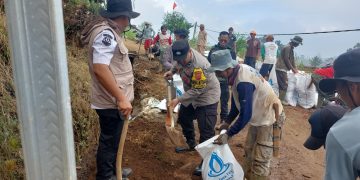 Pembersihan material lumpur pasca banjir bandang di Kertasari Kabupaten Bandung