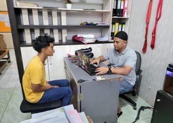 MR (18), tersangka pelaku pencabulan anak di bawah umur menjalani pemeriksaan Satreskrim Polres Sukabumi (Foto: Istimewa)