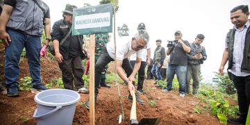 Penjabat Wali Kota Bandung, Bambang Tirtoyuliono menyambut positif kegiatan penanaman pohon serentak di Kawasan Bandung Utara (KBU).