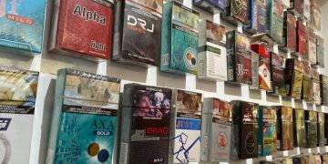 Satuan Polisi Pamong Praja (Satpol PP) Kabupaten Garut bersama Bea Cukai melakukan pemberantasan besar-besaran terhadap peredaran rokok ilegal dan minuman keras (miras) di wilayahnya. Dalam operasi terbaru yang dilaksanakan pada Selasa dini hari (16/01/2024), mereka berhasil mengamankan 1,6 juta batang rokok ilegal di sebuah gudang di Kabupaten Garut.