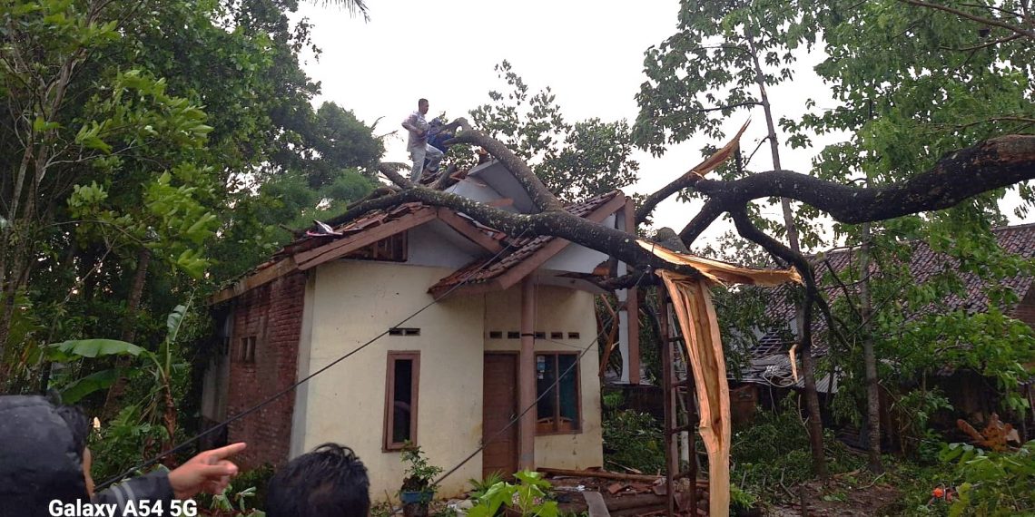 Angin puting beliung di Tasik membuat rumah warga mengalami kerusakan di beberapa bagian.