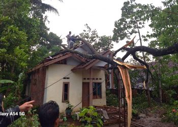 Angin puting beliung di Tasik membuat rumah warga mengalami kerusakan di beberapa bagian.