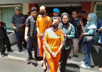 Kedua tersangka kasus pembunuhan berencana terhadap Arif Sriyono (33), karyawan PT Toyota di Karawang, Ossy Claranita Nanda (32), istri korban, dan Pandu (19), adiknya, di Mapolres Karawang, Selasa (16/01/2024).(Foto: Istimewa)