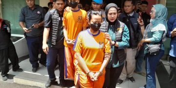 Kedua tersangka kasus pembunuhan berencana terhadap Arif Sriyono (33), karyawan PT Toyota di Karawang, Ossy Claranita Nanda (32), istri korban, dan Pandu (19), adiknya, di Mapolres Karawang, Selasa (16/01/2024).(Foto: Istimewa)
