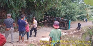 Pemotor meninggal dan truk terguling