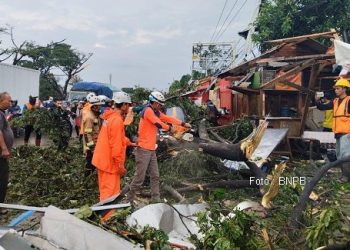 Bencana tornado di Jatinangor dan Cimanggung ditetapkan statusnya menjadi tanggap darurat, menurut rilis Pemkab Sumedang.