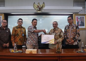 Guna mendorong percepatan dan akselerasi pembangunan di Kabupaten Bogor, Pj. Bupati Bogor Asmawa Tosepu lakukan perjanjian kerjasama penyaluran dana Corporate Social Responsibility (CSR) dengan Bank BJB Cabang Cibinong yang berlangsung di Ruang Rapat Lt. 3 Bank BJB Cabang Cibinong, Kamis (15/2/24).