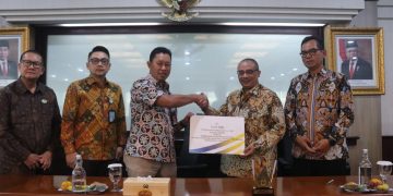 Guna mendorong percepatan dan akselerasi pembangunan di Kabupaten Bogor, Pj. Bupati Bogor Asmawa Tosepu lakukan perjanjian kerjasama penyaluran dana Corporate Social Responsibility (CSR) dengan Bank BJB Cabang Cibinong yang berlangsung di Ruang Rapat Lt. 3 Bank BJB Cabang Cibinong, Kamis (15/2/24).