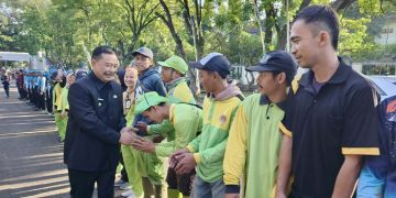 Penjabat (Pj) Bupati Garut, Barnas Adjidin, memimpin apel kegiatan bersih-bersih di sekitar Alun-Alun Garut, pada Kamis (15/2/2024).