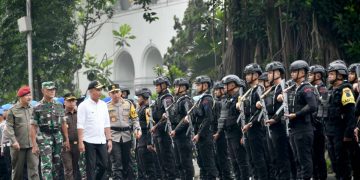 Penjabat Gubernur Jawa Barat Bey Machmudin melepas 19.750 personel gabungan dalam apel pergeseran pasukan dan patroli gabungan terpadu dalam rangka pengamanan Pemilu 2024 di wilayah Jabar, di depan Gedung Sate, Kota Bandung, Senin (12/2/2024).