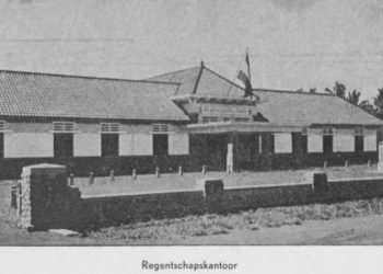 Bila kita melewati Jalan Kian Santang, di pusat Kota Garut, ada sebuah bangunan bersejarah yang kini menjadi Kantor Badan Pengelolaan Keuangan dan Aset Daerah (BPKAD) Kabupaten Garut. Gedung ini awalnya dibangun pada tahun 1926 sebagai Gedung Regentschapraad Garoet, yang merupakan Dewan Kabupaten Garut (cikal bakal DPRD) pada masa penjajahan Belanda.