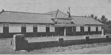 Bila kita melewati Jalan Kian Santang, di pusat Kota Garut, ada sebuah bangunan bersejarah yang kini menjadi Kantor Badan Pengelolaan Keuangan dan Aset Daerah (BPKAD) Kabupaten Garut. Gedung ini awalnya dibangun pada tahun 1926 sebagai Gedung Regentschapraad Garoet, yang merupakan Dewan Kabupaten Garut (cikal bakal DPRD) pada masa penjajahan Belanda.