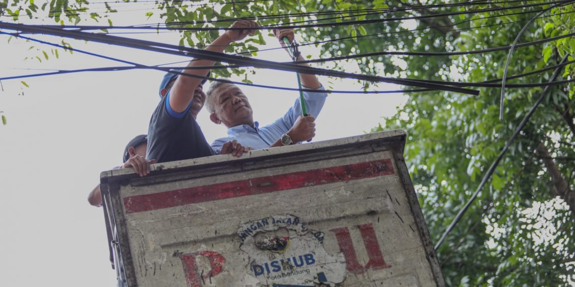 Penataan kabel FO di Kota Bandung akan rampung dalam tiga tahun ke depan atau akan ducting seluruhnya.