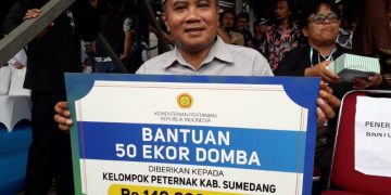 Sumedang terima bantuan 50 ekor domba dari Menteri Pertanian (Mentan) Andi Amran Sulaiman. Bantuan itu ditujukan untuk kelompok ternak di Kabupaten Sumedang. Bantuan secara simbolis diterima Kepala Dinas Perikanan dan Peternakan (Diskanak) Kabupaten Sumedang Tono Suhartono