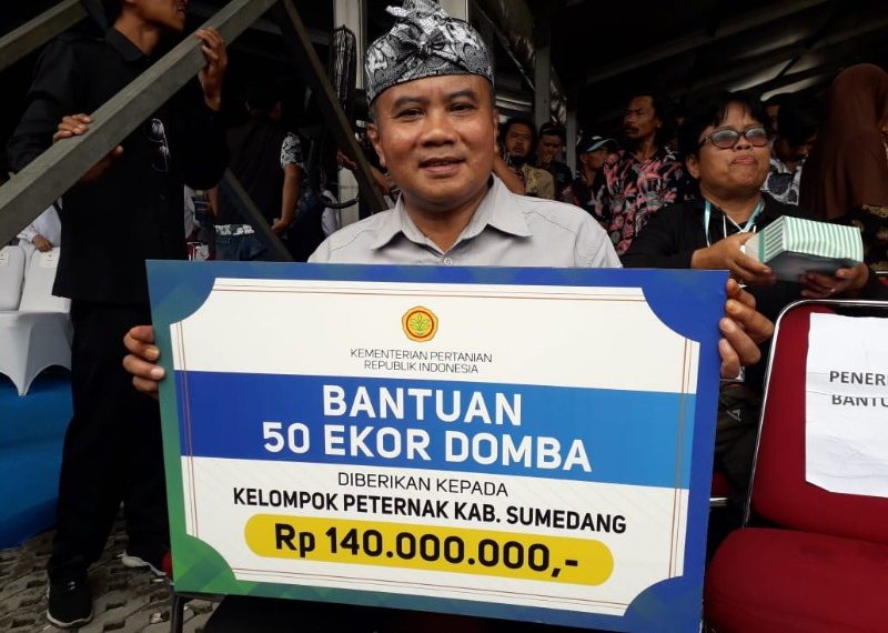 Sumedang terima bantuan 50 ekor domba dari Menteri Pertanian (Mentan) Andi Amran Sulaiman. Bantuan itu ditujukan untuk kelompok ternak di Kabupaten Sumedang. Bantuan secara simbolis diterima Kepala Dinas Perikanan dan Peternakan (Diskanak) Kabupaten Sumedang Tono Suhartono