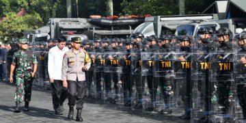 Kapolda Jabar, Irjen Pol Dr. Akhmad Wiyagus, S.IK., M.Si., M.M., bersama Pangdam III/Siliwangi, Mayjen TNI Erwin Djatniko, melakukan pengecekan pasukan pada Apel Gelar Pasukan Pengamanan Pemilu serentak tahun 2024 di Makodam III/Siliwangi, Kamis (01/02/2024).