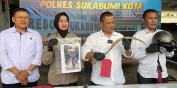 Satreskrim Polres Sukabumi Kota memperlihatkan barang bukti celurit yang menewaskan korban dalam aksi duel "ala gladiator" melibatkan pelajar SMP di Sukabumi.(Foto: Istimewa) Duel ala gladiator