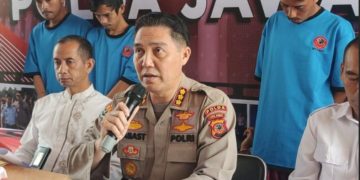 Keterangan Pers Kabid Humas Polda Jabar, Kombes Pol. Jules Abraham Abast, tentang pengungkapan kasus pencurian modus pecah kaca mobil dan pencurian kendaraan bermotor di Mapolda Jabar, Jum'at (23/02/2024).(Foto: Istimewa)