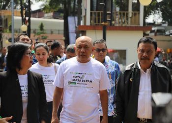 Di Gedung Amphitheater Objek wisata Situ Bagendit, Kecamatan Banyuresmi, Kabupaten Garut, Sabtu (17/2/2024), Penjabat (Pj) Bupati Garut, Barnas Adjidin, bersama Menteri Koperasi dan Usaha Kecil Menengah (Menkop UKM) Republik Indonesia, Teten Masduki, dan Managing Director Grab, Neneng Goenadi, meluncurkan program "Kota Masa Depan".