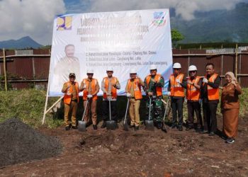 Penjabat (Pj) Bupati Garut, Barnas Adjidin, meluncurkan empat proyek strategis Kabupaten Garut Tahun 2024, ditandai dengan melakukan groundbreaking secara simbolis di Jalan Ibrahim Adjie, Kecamatan Tarogong Kaler, Kabupaten Garut, pada Senin (19/02/2024).