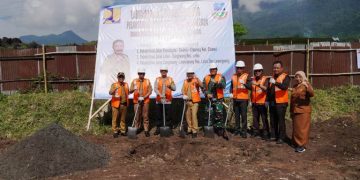 Penjabat (Pj) Bupati Garut, Barnas Adjidin, meluncurkan empat proyek strategis Kabupaten Garut Tahun 2024, ditandai dengan melakukan groundbreaking secara simbolis di Jalan Ibrahim Adjie, Kecamatan Tarogong Kaler, Kabupaten Garut, pada Senin (19/02/2024).