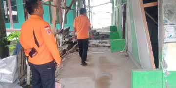 BPBD Kabupaten Bekasi meninjau titik pergerakan tanah yang mengakibatkan longsor di Kampung Legok Cariu RT-12/RW-06, Desa Sukamukti Kecamatan Bojongmangu, pada Selasa (27/2/2024).