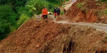 Longsor dan angin puting beliung terjang Kabupaten Garut