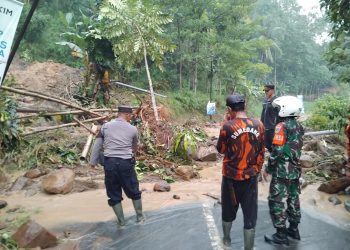 Bencana pergeseran tanah akibat hujan deras terjadi di Jalan Raya Sumedang-Subang. Kapolres Sumedang AKBP Joko Dwi Harsono mengutip laporan anggota di lapangan menyebutkan lokasi bencana berada di Dusun.Cikondang Rt 03/05 Desa Sukamaju Kecamatan Rancakalong Kabupaten Sumedang.