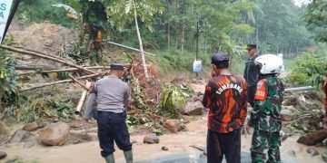 Bencana pergeseran tanah akibat hujan deras terjadi di Jalan Raya Sumedang-Subang. Kapolres Sumedang AKBP Joko Dwi Harsono mengutip laporan anggota di lapangan menyebutkan lokasi bencana berada di Dusun.Cikondang Rt 03/05 Desa Sukamaju Kecamatan Rancakalong Kabupaten Sumedang.