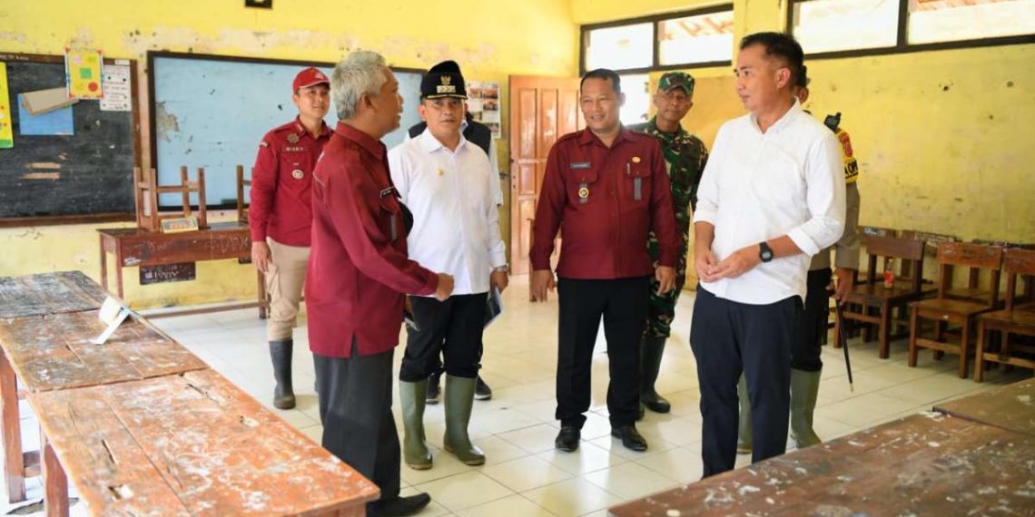 Penjabat Gubernur Jawa Barat Bey Machmudin meninjau lokasi banjir di Kecamatan Kertajati, Kabupaten Majalengka, Selasa (13/2/2024) siang.