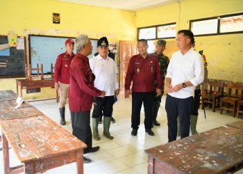 Penjabat Gubernur Jawa Barat Bey Machmudin meninjau lokasi banjir di Kecamatan Kertajati, Kabupaten Majalengka, Selasa (13/2/2024) siang.