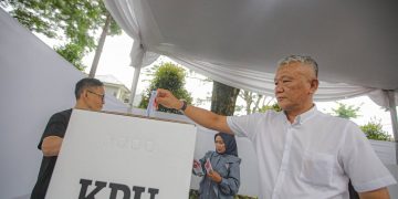 Pj Wali Kota Bandung, Bambang Tirtoyuliono bersama istri, Linda Nurani Hapsah melakukan pencoblosan di TPS 69 Komplek Grand Sharon Kecamatan Rancasari, Rabu 14 Februari 2024.