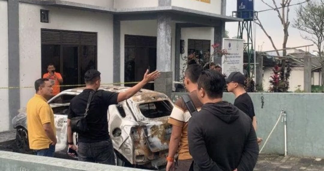 Satreskrim Polres Cianjur dan Direskrimum Polda Jabar, saat melakukan penyelidikan aksi teror pembakaran mobil milik timses di Posko Pemenangan Caleg DPR RI dari PKB, Neng Eem Marhamah Zulfa, di Kampung Cibadak, Desa Sukanagalih, Kecamatan Pacet, Kabupaten Cianjur.(Foto: Dok-Istimewa)