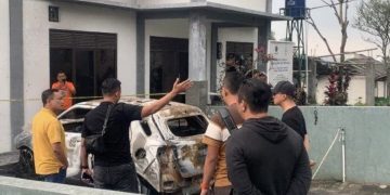 Satreskrim Polres Cianjur dan Direskrimum Polda Jabar, saat melakukan penyelidikan aksi teror pembakaran mobil milik timses di Posko Pemenangan Caleg DPR RI dari PKB, Neng Eem Marhamah Zulfa, di Kampung Cibadak, Desa Sukanagalih, Kecamatan Pacet, Kabupaten Cianjur.(Foto: Dok-Istimewa)