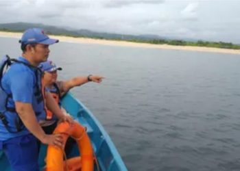 Proses pencarian yang dilakukan petugas Satpolairud Polres Garut, terhadap korban pelajar terseret ombak Pantai Karangpapak, Kecamatan Cikelet, Kabupaten Garut.(Foto: Istimewa)