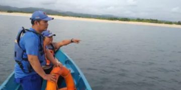 Proses pencarian yang dilakukan petugas Satpolairud Polres Garut, terhadap korban pelajar terseret ombak Pantai Karangpapak, Kecamatan Cikelet, Kabupaten Garut.(Foto: Istimewa)