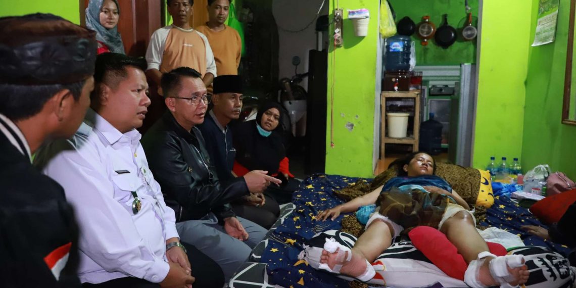 Pj Bupati Bekasi Dani Ramdan didampingi Camat Tambun Utara, Najmuddin, mengunjungi rumah kediaman Indah Agustiyani (28), korban perampasan motor yang terseret hingga 100 meter di Underpass Cibitung, di Dusun 1 RT 02 Rw 02 Desa Jejalen, Kecamatan Tambun Utara, pada Rabu (28/02/2024) malam. FOTO : ENDAR RAZIQ/NEWSROOM DISKOMINFOSANTIK.