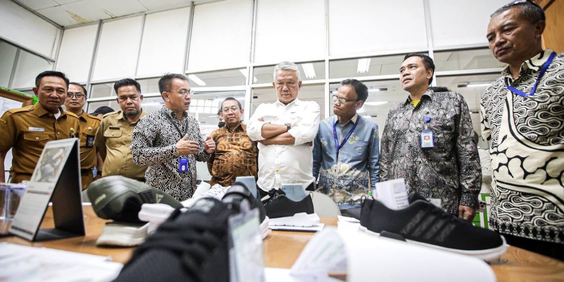 Pemerintah Kota (Pemkot) Bandung terus mendorong perkembangan dan pemulihan industri di Kota Bandung pasca pandemi covid 19, kata Pj Wali Kota Bandung, Bambang Tirtoyuliono . Sepatu