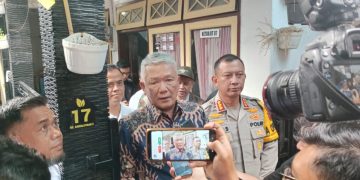 Kapolrestabes Bandung Kombes Budi Sartono dan Pj Wali Kota Bandung Bambang Tirtoyuliono melayat KPPS meninggal.