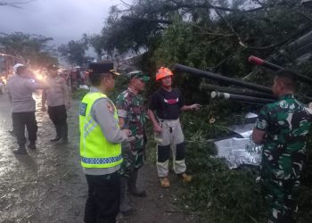 Poton tumbang akibat angin puting beliung di Rancaekek Kabupaten Bandung.