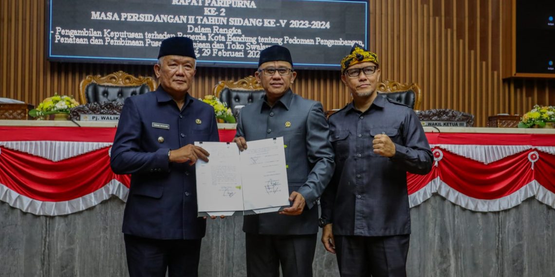 Rencana peraturan daerah (Raperda) tentang pedoman pengembangan, penataan, dan pembinaan pusat perbelanjaan dan toko swalayan di Kota Bandung telah disahkan dalam rapat paripurna Kamis, 29 Februari 2024.